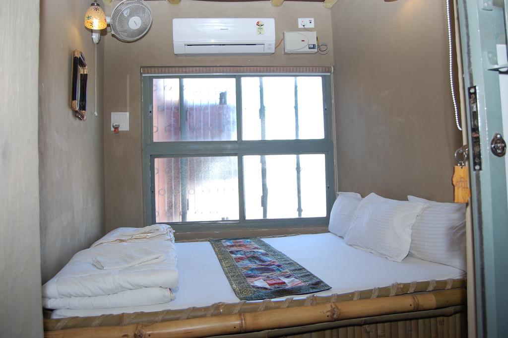 Shri Guest House Varanasi Room photo