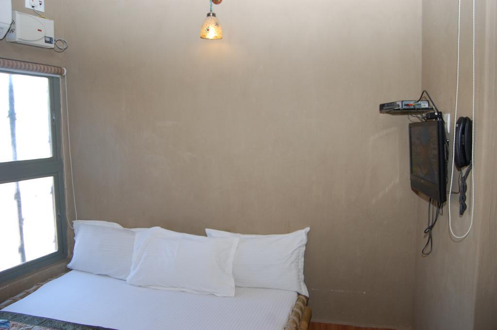 Shri Guest House Varanasi Room photo