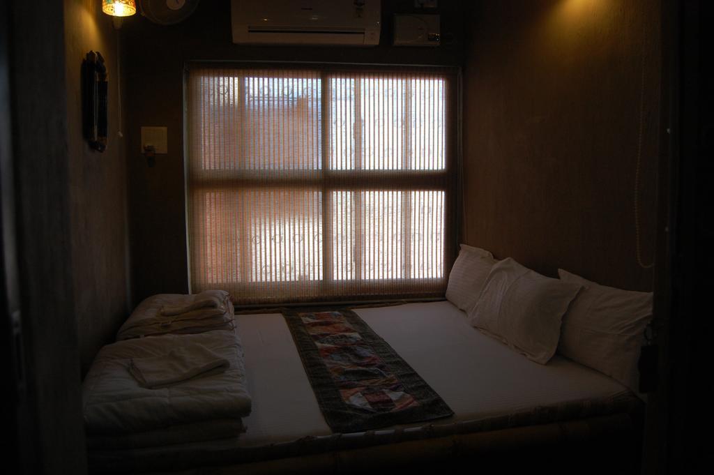 Shri Guest House Varanasi Room photo
